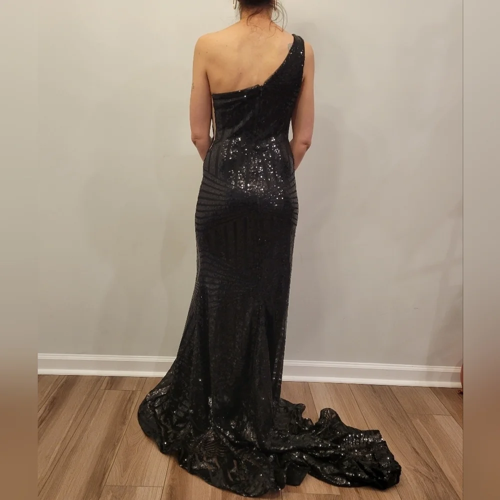 Black sequin one shoulder gown with train size small - Picture 5 of 6